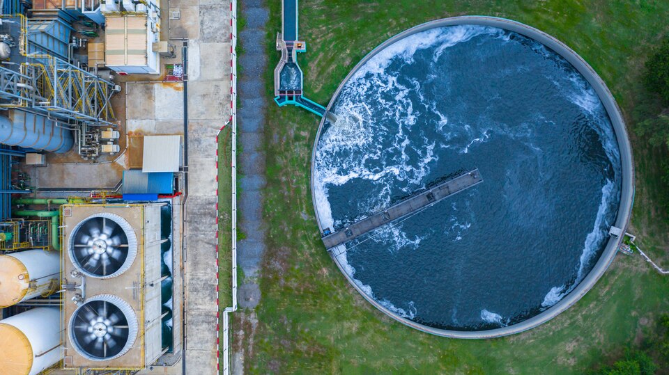 20230825001451_[fpdl.in]_aerial-view-water-treatment-tank-with-waste-water_35024-804_large